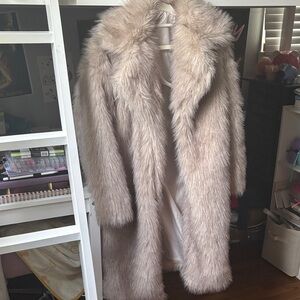 NWOT-Elegant Faux Fur Coat in Cream